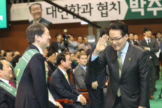 국민의당 대선주자인 안철수 전 대표(왼쪽)가 4일 오후 대전 한밭체육관에서 열린 19대 대선 후보자 선출 완전국민경선 대전·충청·세종 권역 합동 연설회에서 박지원 대표와 인사하고 있다. 연합뉴스